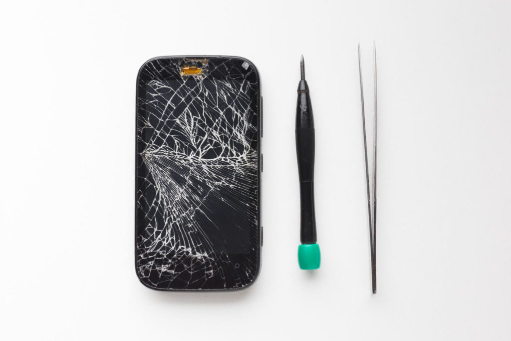 Comment entretenir son smartphone, avec une pince brucelle ?