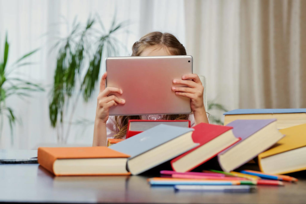 Comment l’écran interactif peut captiver l’attention des élèves en classe ?