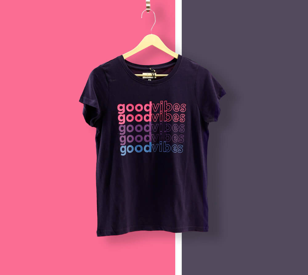 Le tee-shirt publicitaire est un bon outil de communication .