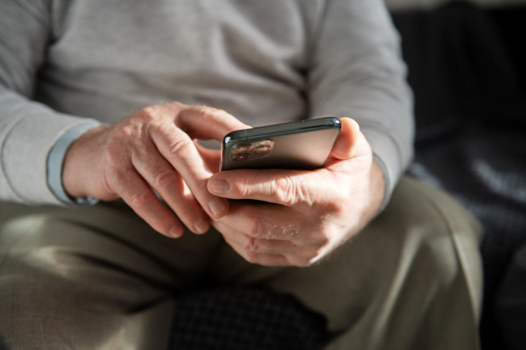 Pourquoi est-il recommandé aux seniors d’avoir un smartphone ? Avantages et conseils d’utilisation 