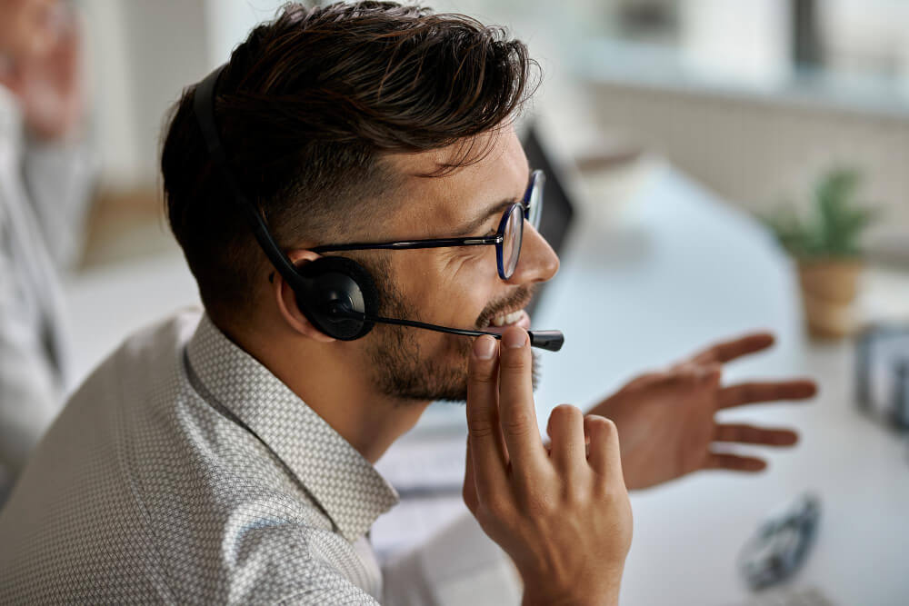Casque monaural ou binaural : lequel choisir au travail ?