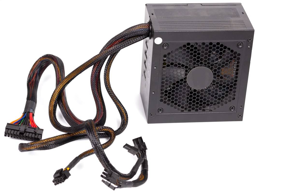 Alimentation de PC avec ses câbles pour brancher une carte graphique
