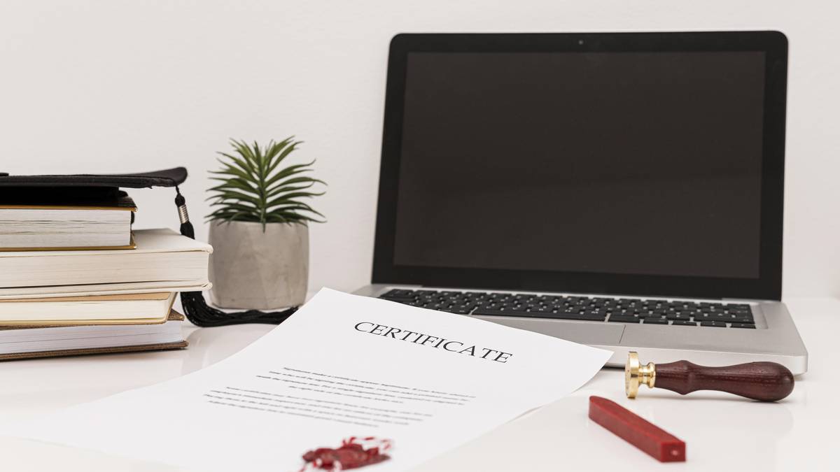 Diplôme de certification posé près d'appareils numériques