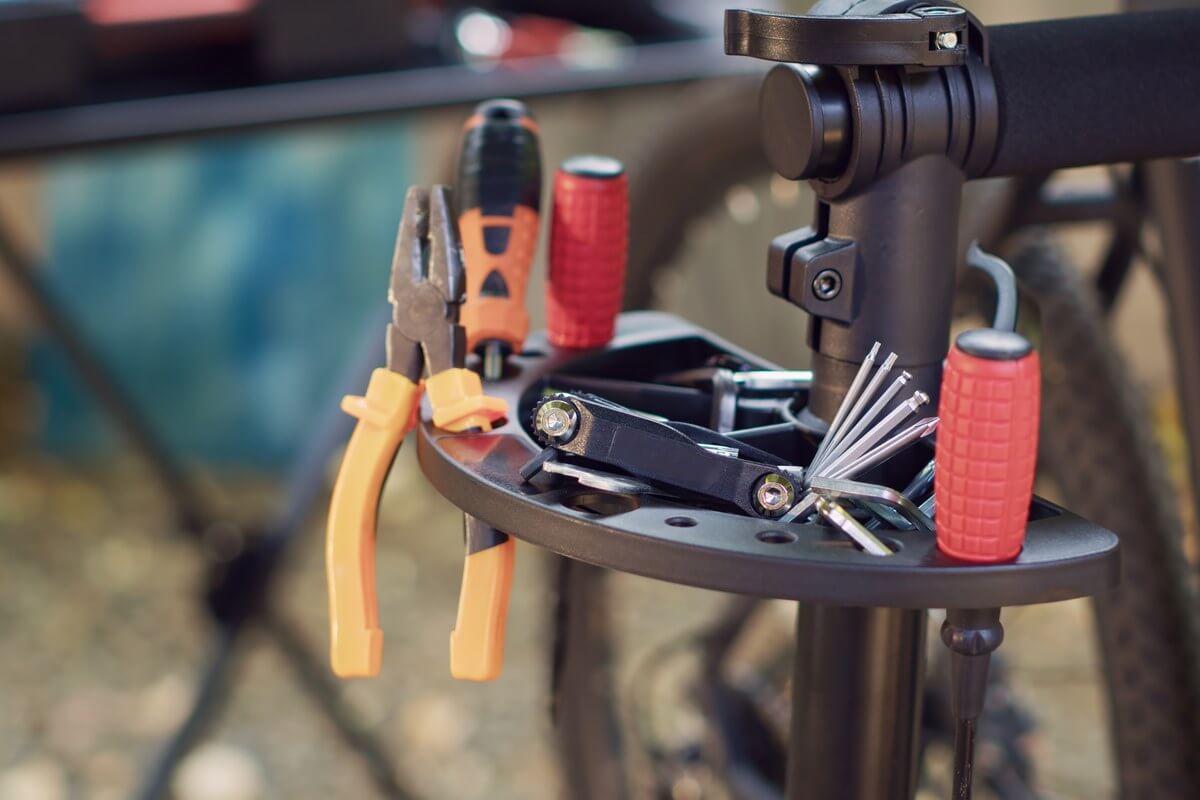 Pied d'atelier de vélo avec pince, tournevis et clés Allen pour l'entretien