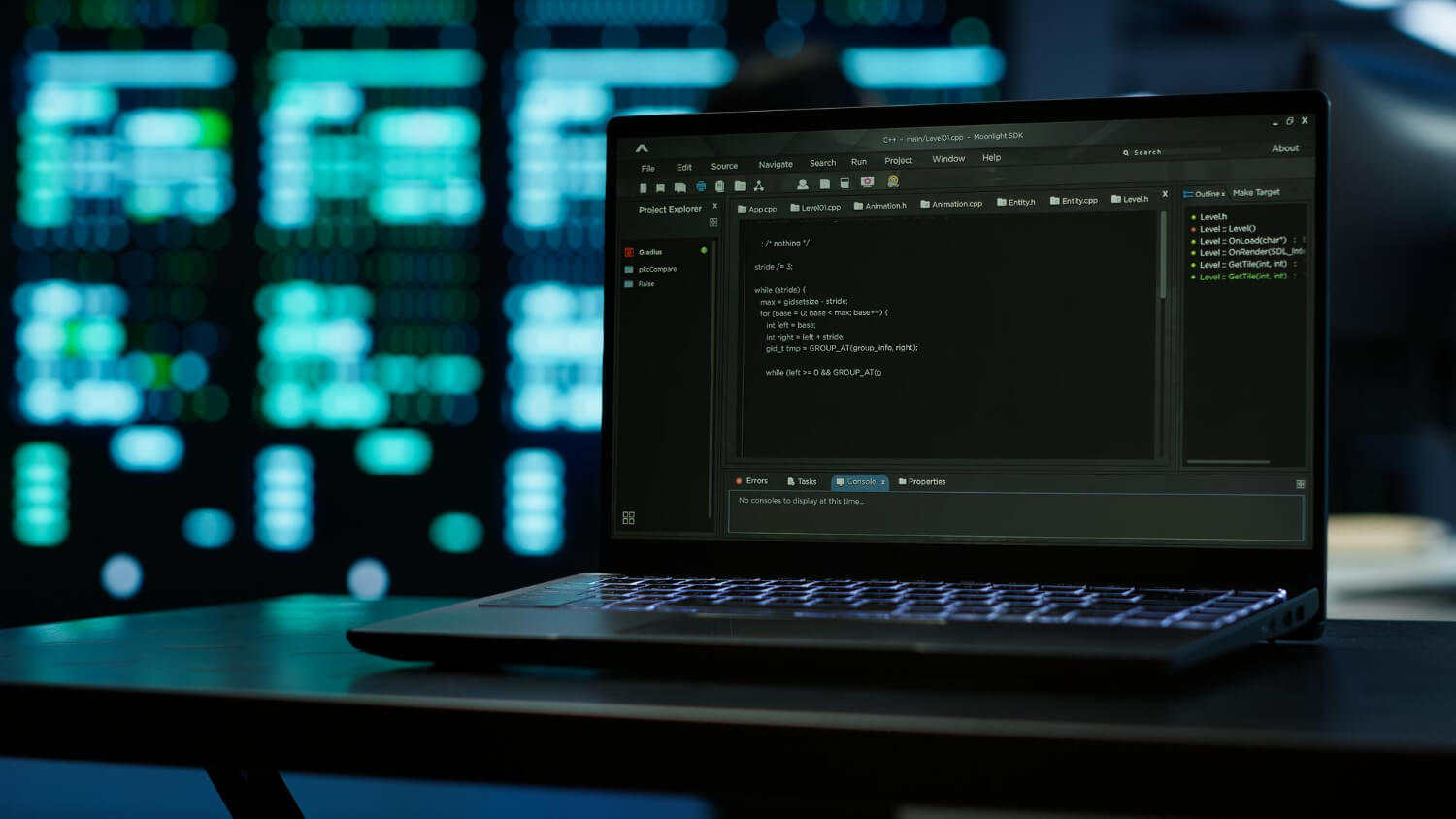 Ordinateur portable affichant du code devant des serveurs, pour illustrer Google Colab qui exécute Python dans le cloud