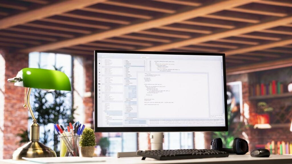 Éditeur de code Python affiché sur un écran d'ordinateur dans un bureau