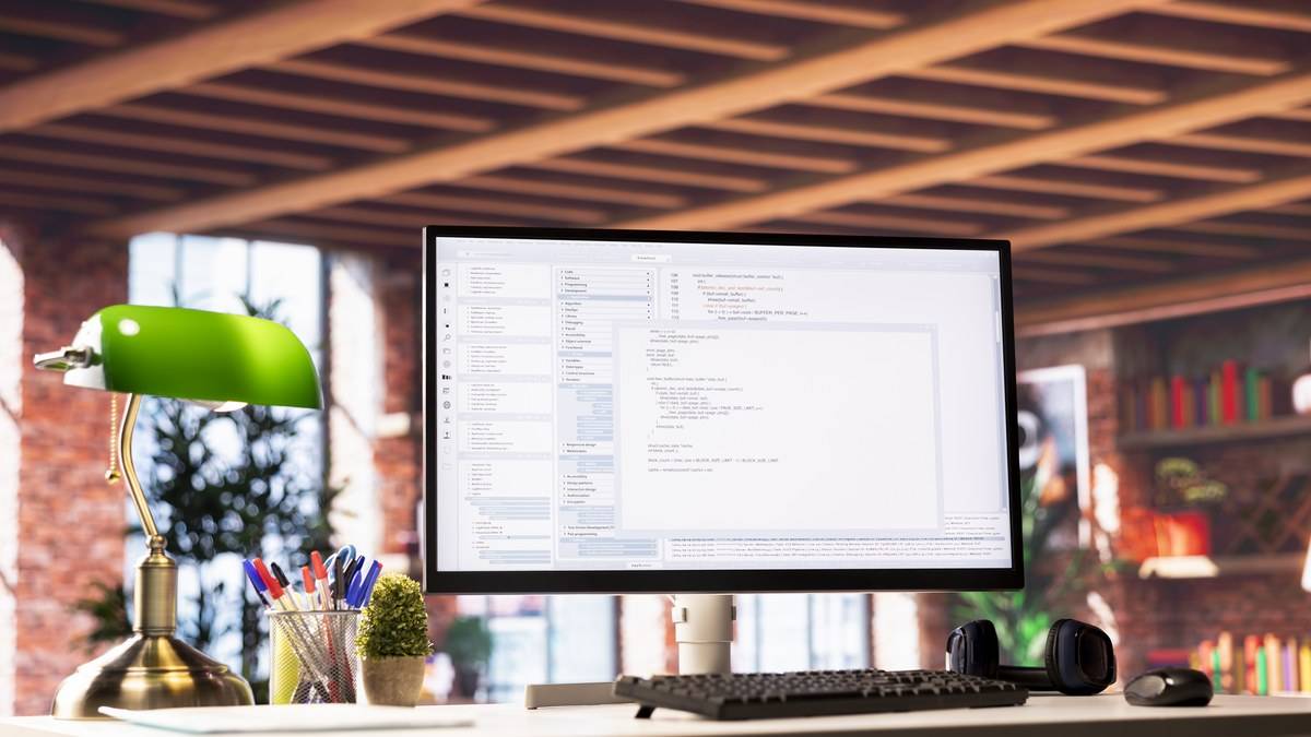 Éditeur de code Python affiché sur un écran d'ordinateur dans un bureau